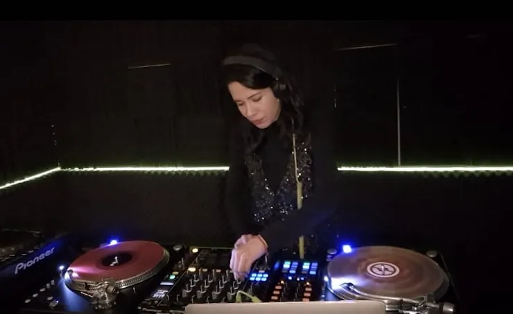 Diana Siddhi - Techno en tornamesas
